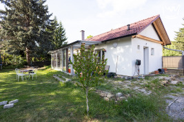 Prodej rodinného domu se samostatným bytem 3+kk a domkem pro hosty – Lety u Prahy
